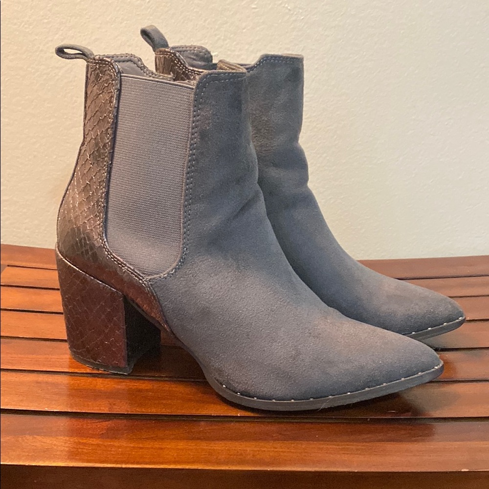 Gray Ankle Boots with Elastic Panels and Block Heel